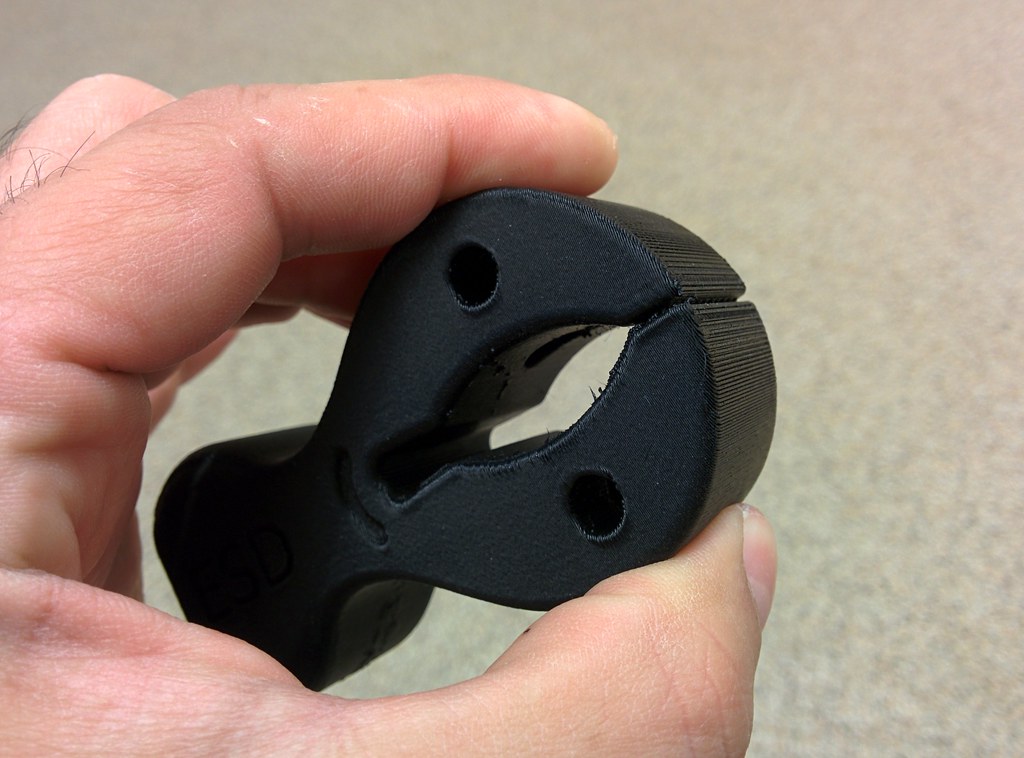 Pièce imprimée en 3D en filament TPU flexible, montrant sa souplesse