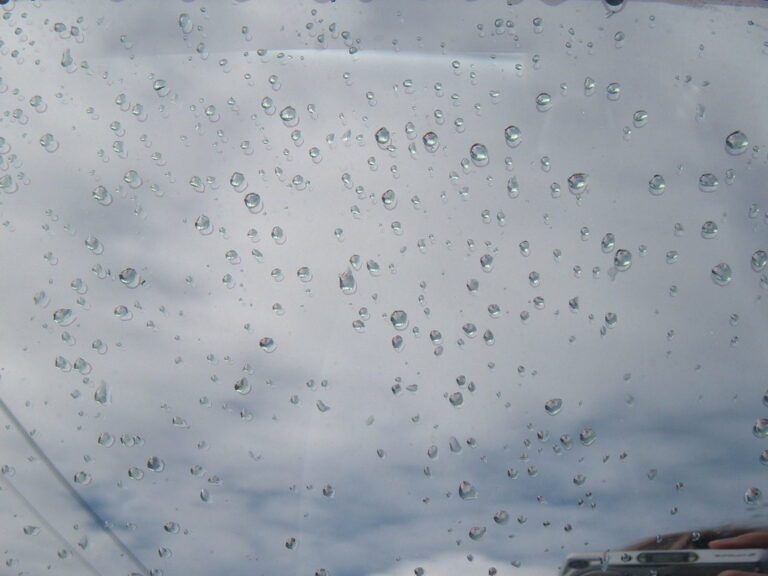 Gouttes d'eau sur une surface, illustrant la résistance aux intempéries d'une pièce extérieure