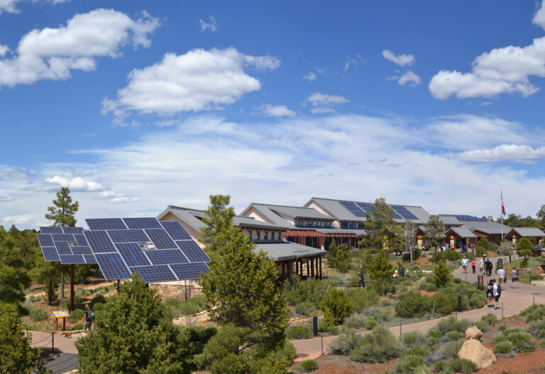 Panneaux solaires montés en extérieur sur une structure exposée en permanence au soleil et aux intempéries
