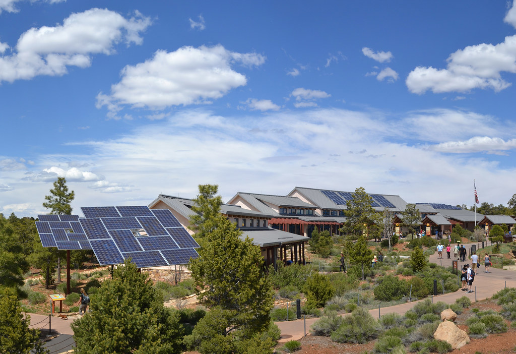 Panneaux solaires montés en extérieur sur une structure exposée en permanence au soleil et aux intempéries