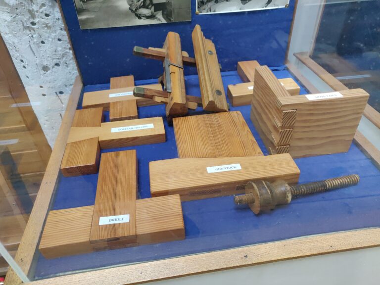 Différents exemples de joints d'assemblage en bois (queue d'aronde, tenon-mortaise, bridle) présentés côte à côte, illustrant le principe des éléments d'alignement pour un assemblage multi-pièces