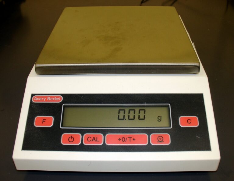 Balance électronique de précision affichant 0,00 gramme, illustrant le calcul du prix au poids de matière consommée