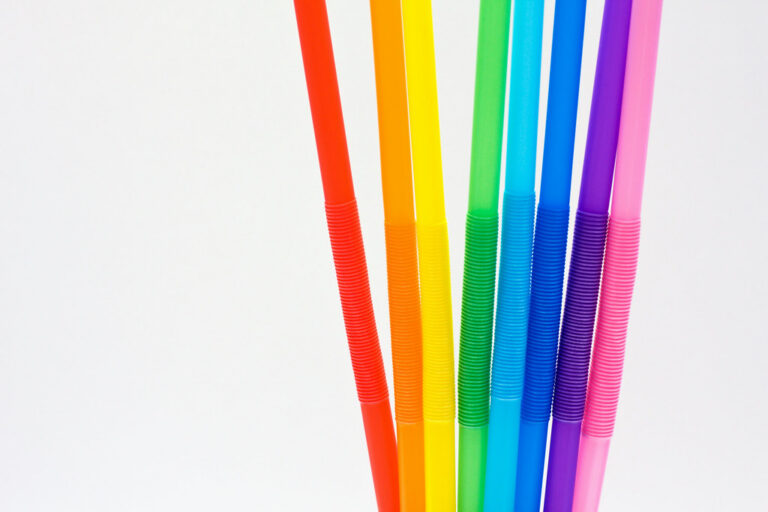 Pailles en plastique colorées avec une section accordéon qui se plie sans casser, illustrant le principe d'une articulation flexible dans un plastique