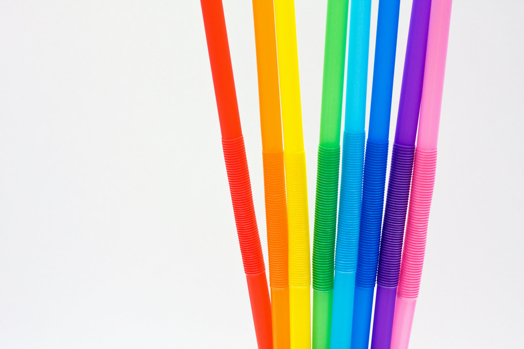 Pailles en plastique colorées avec une section accordéon qui se plie sans casser, illustrant le principe d'une articulation flexible dans un plastique