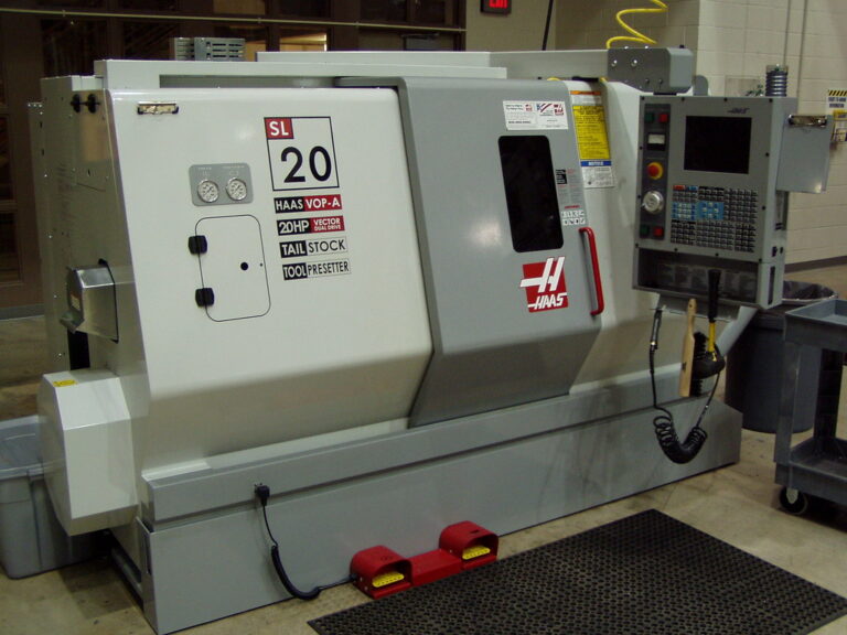 Machine d'usinage CNC industrielle, comparée à l'impression 3D pour la fabrication de pièces