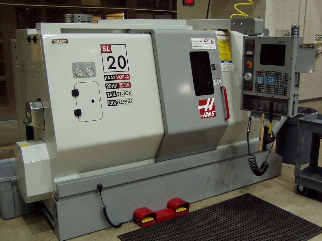 Machine d'usinage CNC industrielle, comparée à l'impression 3D pour la fabrication de pièces