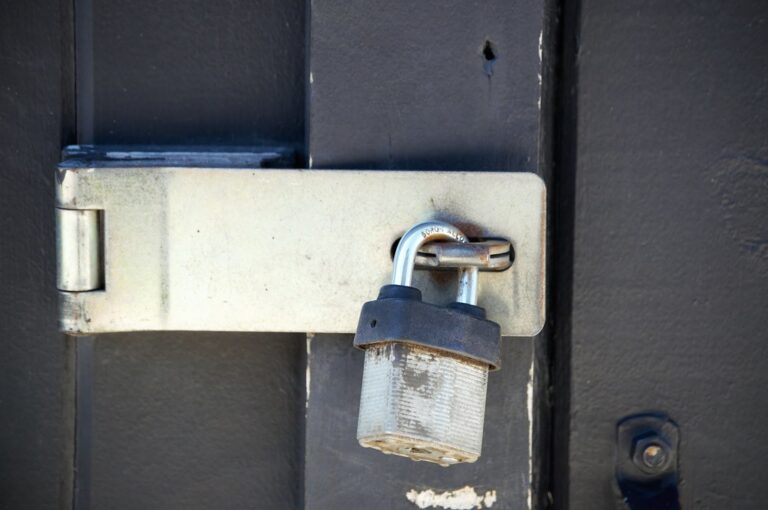 Cadenas verrouillé, illustrant la confidentialité et la sécurité des fichiers clients