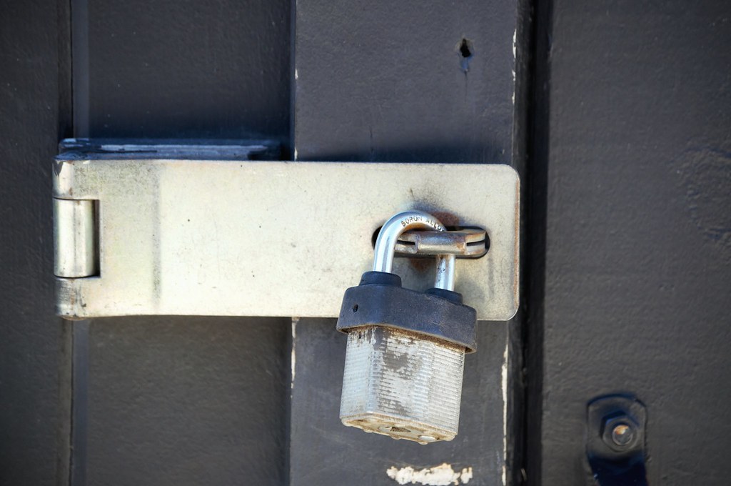 Cadenas verrouillé, illustrant la confidentialité et la sécurité des fichiers clients