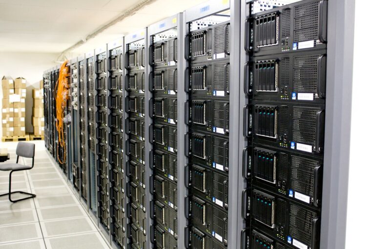Rangée de serveurs informatiques en salle technique, illustrant le stockage des fichiers clients