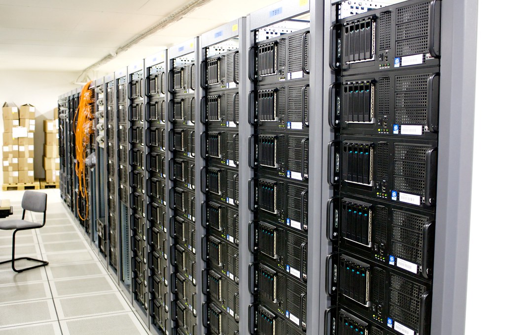 Rangée de serveurs informatiques en salle technique, illustrant le stockage des fichiers clients