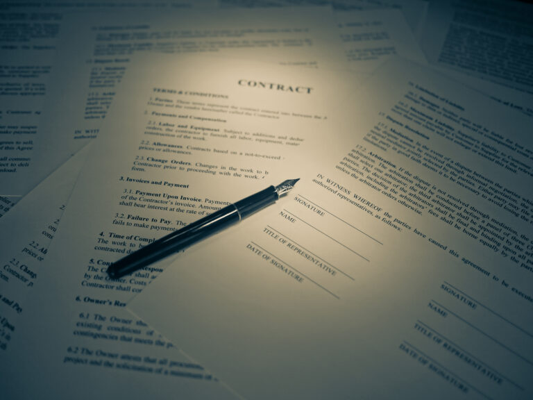 Document contractuel professionnel avec stylo, illustrant une commande passée en mode entreprise
