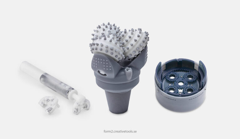 Pièces techniques détaillées imprimées en résine SLA, illustrant la finesse de détail de cette technologie face au FDM