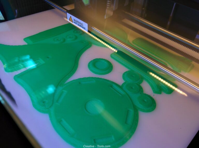 Pièces plastiques imprimées en 3D dans une couleur vive, illustrant le choix de couleur disponible selon le matériau
