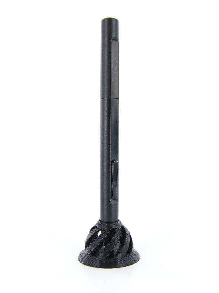 Support de stylet imprimé en 3D avec une base à structure ajourée légère, illustrant le principe d'une structure interne allégée
