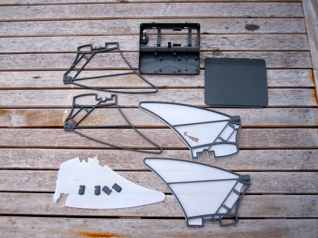 Plusieurs pièces imprimées en 3D d'un même assemblage posées sur une table, illustrant les différentes versions d'un prototype