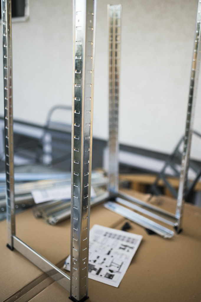 Pièces métalliques d'un kit d'étagère prêt à assembler avec sa notice de montage