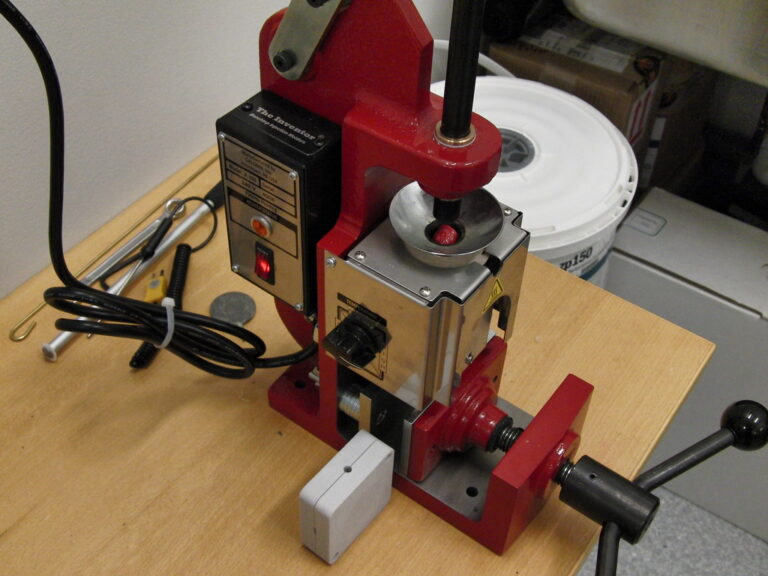 Machine d'injection plastique de table avec son moule métallique