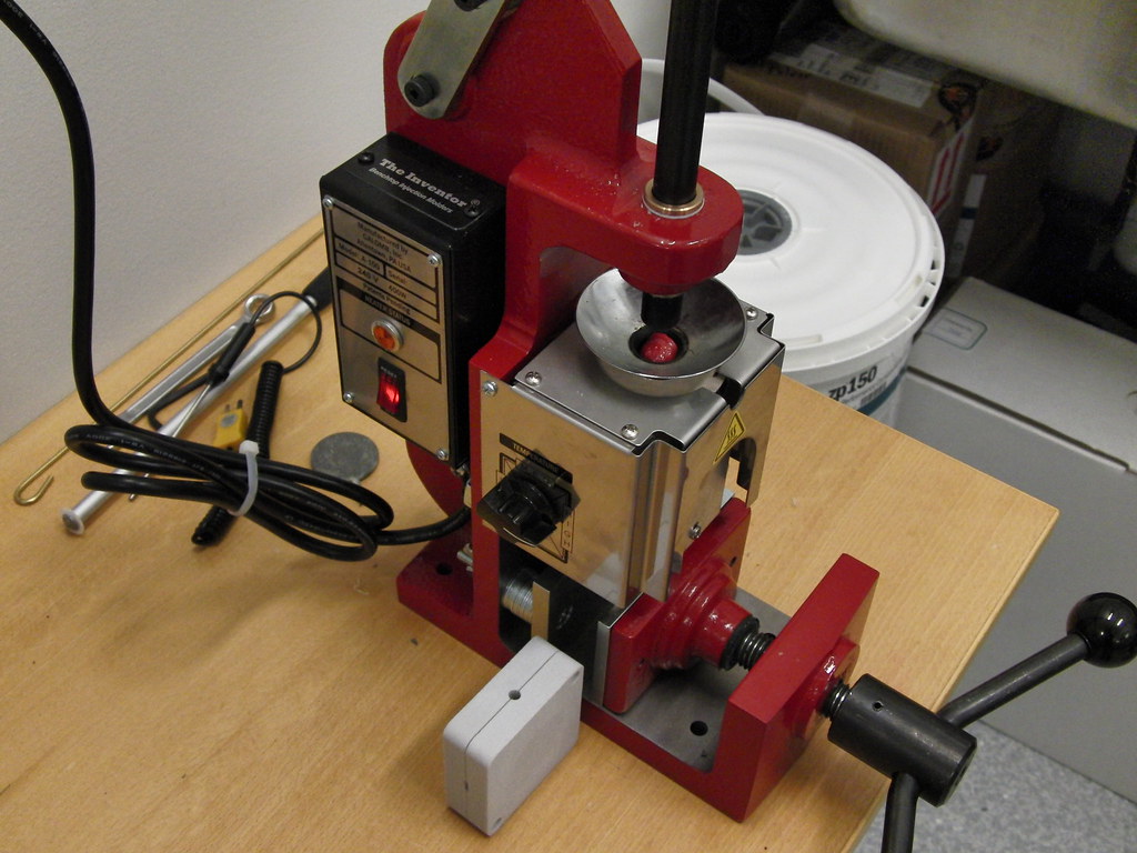 Machine d'injection plastique de table avec son moule métallique