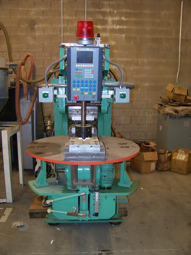 Machine d'injection plastique industrielle, utilisée pour la production en moyenne et grande série au-delà du seuil de rentabilité de l'impression 3D
