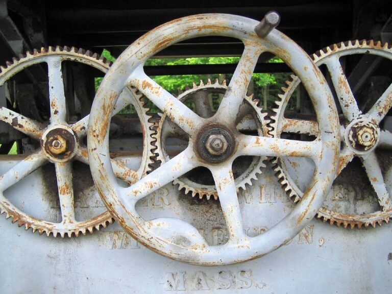 Roues dentées anciennes et usées d'une machine, illustrant une pièce de rechange devenue introuvable