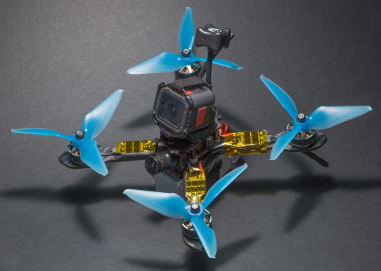 Drone de course FPV avec châssis en fibre de carbone, moteurs et caméra embarqués, illustrant un usage typique du PLA-CF