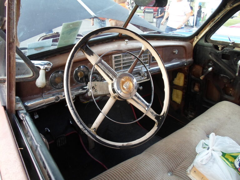 Intérieur d'une voiture ancienne avec tableau de bord d'origine, illustrant la restauration de pièces automobiles introuvables