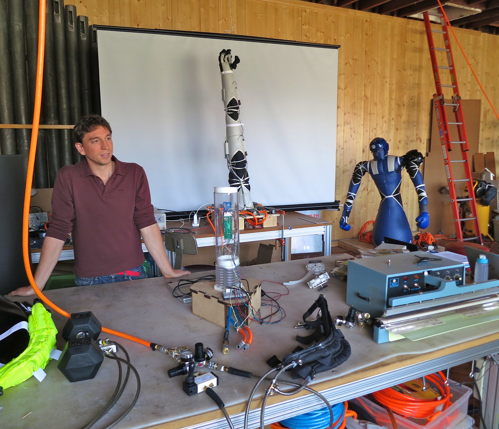 Bras robotique pneumatique souple en cours de test, illustrant un usage de robotique molle