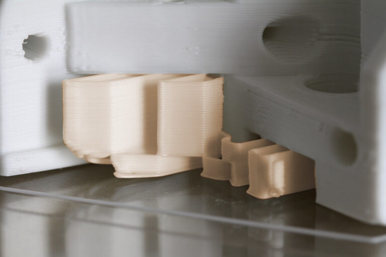 Pièce imprimée en 3D avec son matériau de support encore attaché avant retrait