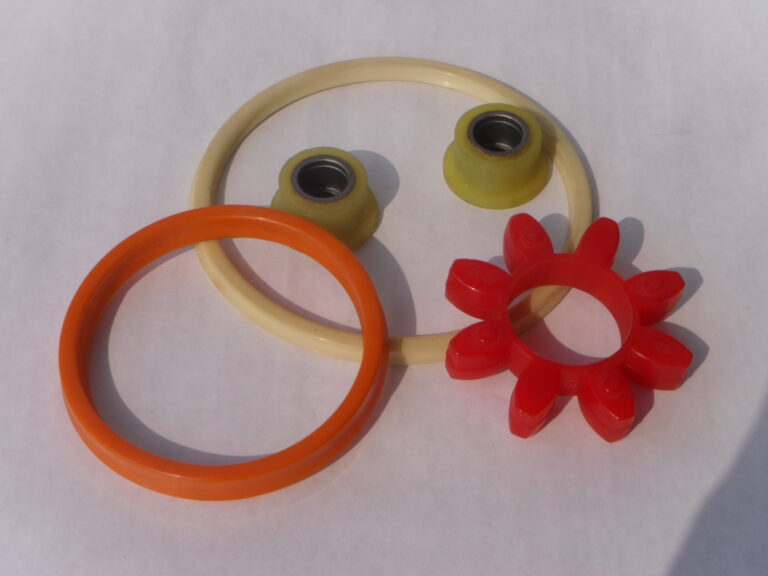Joints toriques et pièce d'accouplement flexible en polyuréthane coloré, illustrant un usage typique du TPU