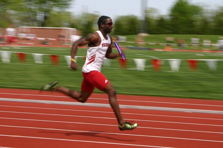 Coureur en pleine vitesse sur une piste d'athlétisme, illustrant l'urgence et le délai de fabrication express